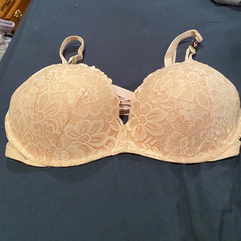 NWT Victoria’s Secret Padded No-Wire Nude Bra Size 36C